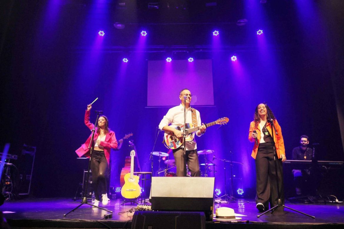 ZUMTHREE toca  no Teatro da USP